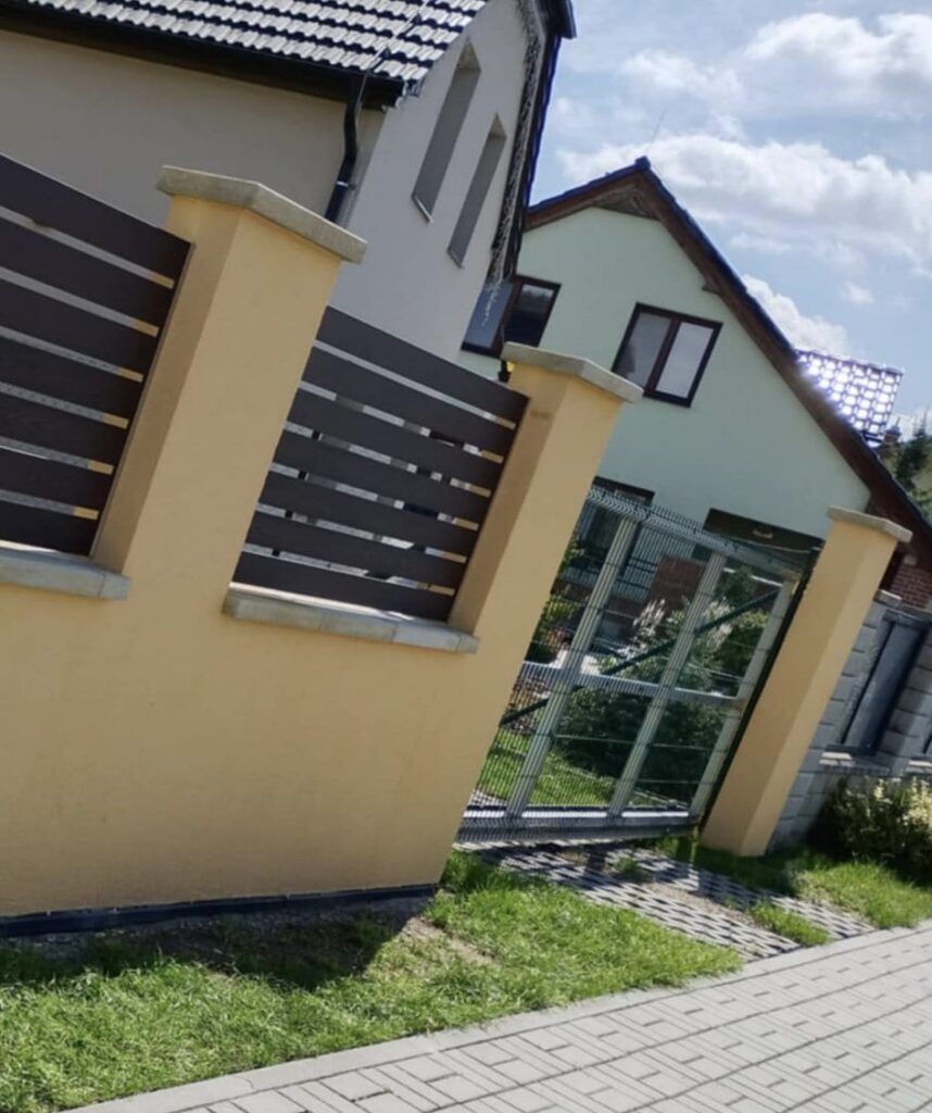 Hotový plot u rodinného domu